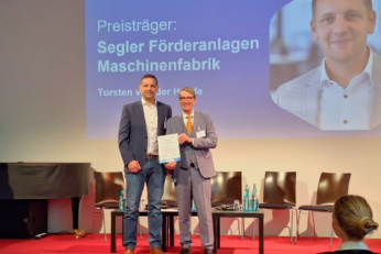 Pressebild der Preisverleihung in Leipzig, auf dem Vertreter der Firma Segler und des verleihenden Servicezentrums zu sehen sind.