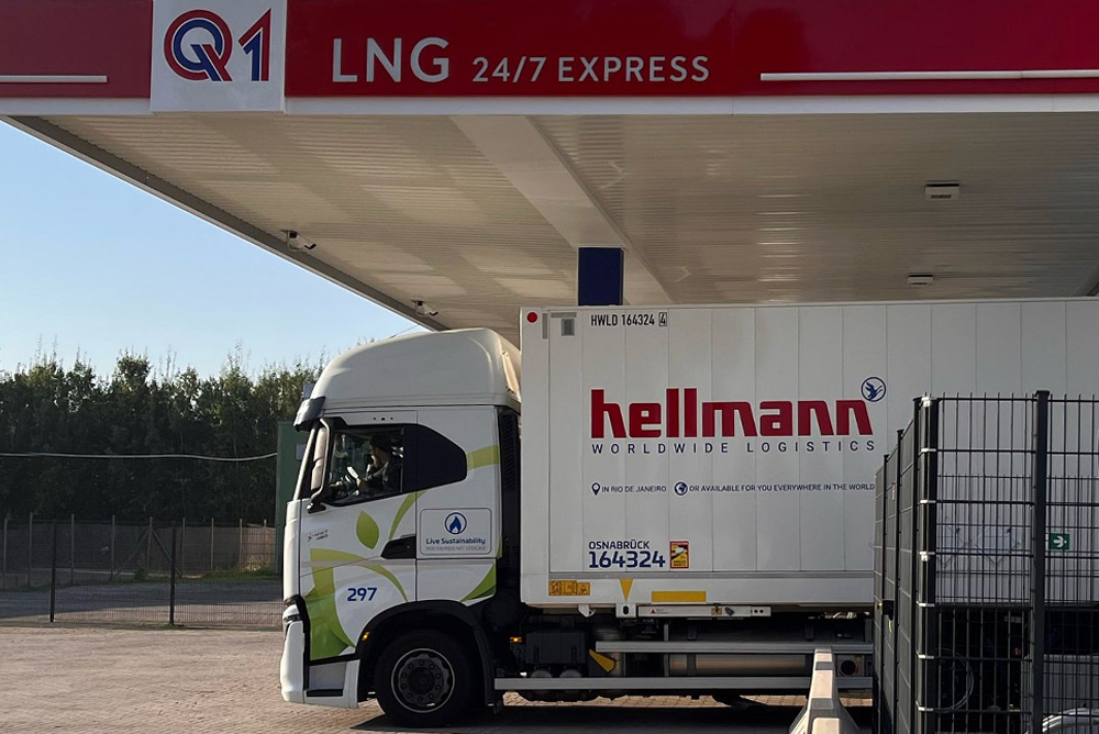 Q1 und Hellmann bewegen klimaneutrale Lkw-Flotte mit Bio-LNG