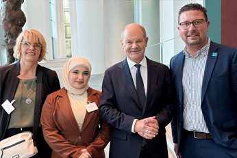 MaßArbeit-Vorstand Lars Hellmers stellt Bundeskanzler Scholz und Bundesarbeitsminister Heil Best-Practice-Beispiel vor