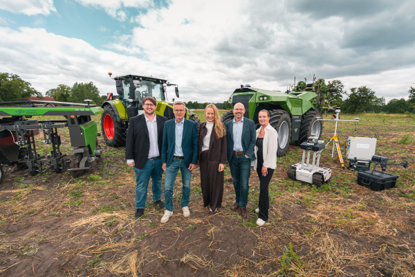 Auf dem Bild (v.l.) Nils Tiedemann (Gemeinde Wallenhorst), Wallenhorsts Bürgermeister Otto Steinkamp, Landrätin Anna Kebschull, Peter Vahrenkamp (Geschäftsführer WIGOS und oleg) sowie Merle Schmidt (oleg).